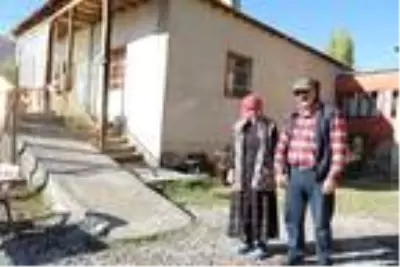 Hayatını engelli kızları ile anne ve babasına adadı