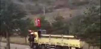 İpe dolanan Türk ve Azerbaycan bayraklarını kamyonun üstüne çıkıp düzeltti