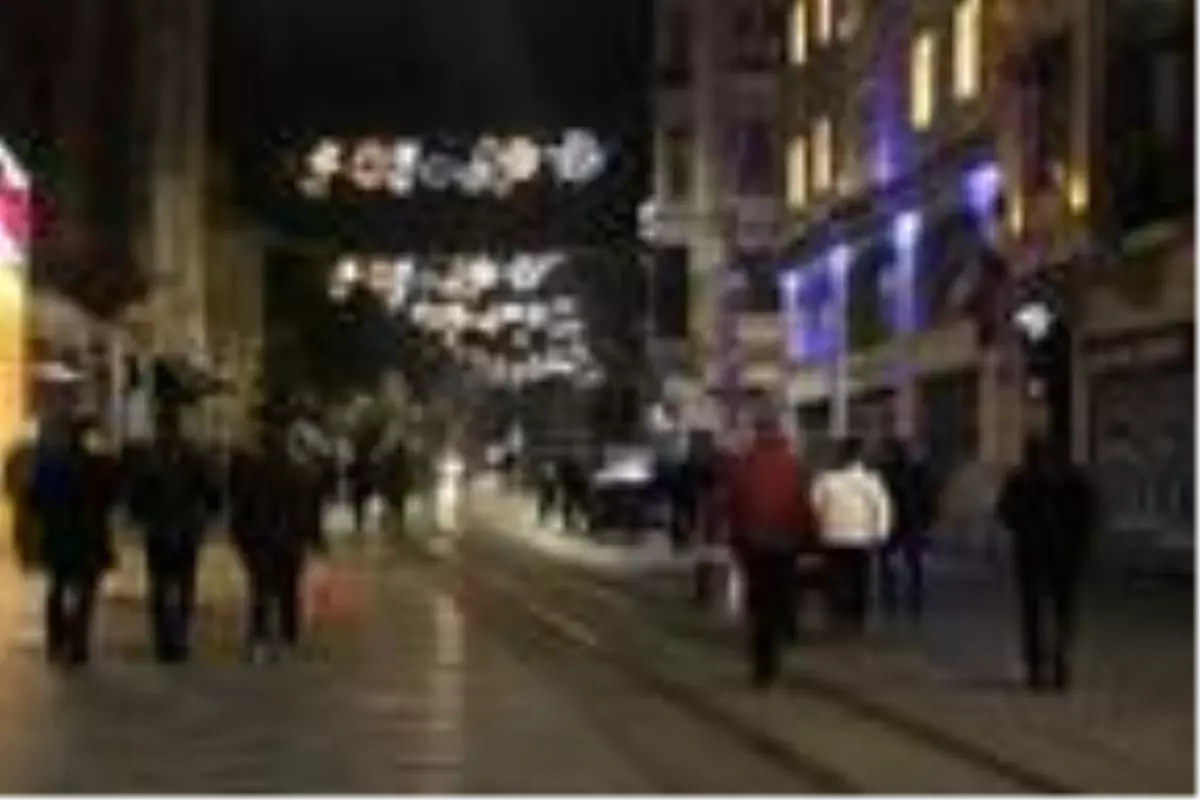 İstiklal Caddesi'nde kısıtlama öncesi iş yerleri kapandı
