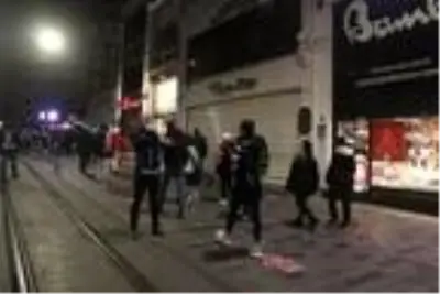 İstiklal Caddesi'nde kısıtlama öncesi iş yerleri kapandı