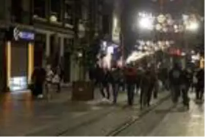 İstiklal Caddesi'nde kısıtlama öncesi iş yerleri kapandı