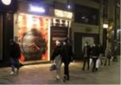 İstiklal Caddesi'nde kısıtlama öncesi iş yerleri kapandı
