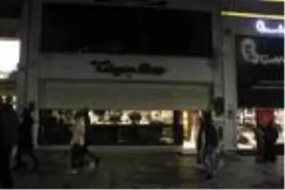 İstiklal Caddesi'nde kısıtlama öncesi iş yerleri kapandı