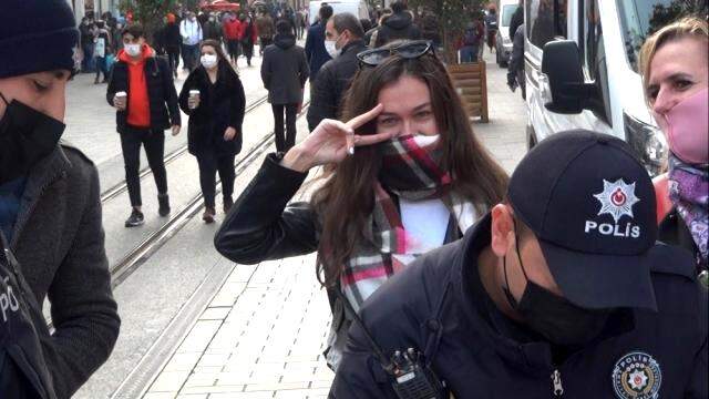 İstiklal'de ilginç anlar, maske cezası kesilen turist böyle dans etti