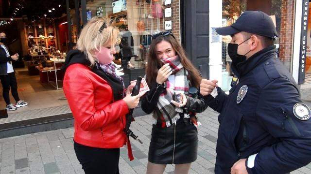 İstiklal'de ilginç anlar, maske cezası kesilen turist böyle dans etti