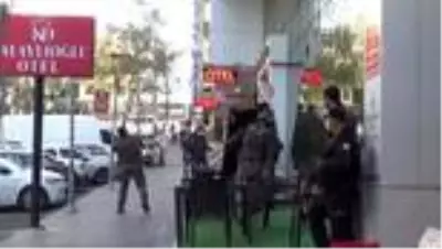 Kahramanmaraş'ta polis ekibine silahla ateş edildi: 1 şehit, 1 yaralı Kahramanmaraş'ta polis ekibine silahla ateş edildi: 1 şehit, 1 yaralı