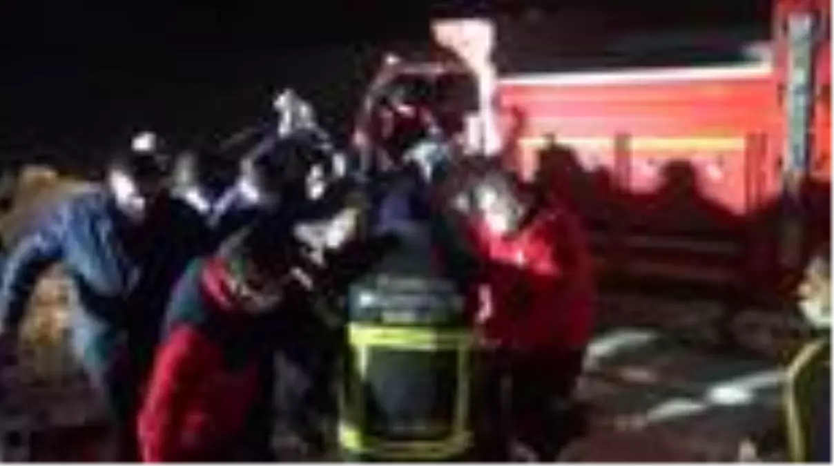 Son dakika haberleri... Kamyonette sıkışan sürücü ekiplerin çalışmaları sonucu kurtarıldı