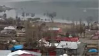 Kısmen boşaltılan köyde sahipsiz kalan köpeklere doğa koruma ekipleri sahip çıktı