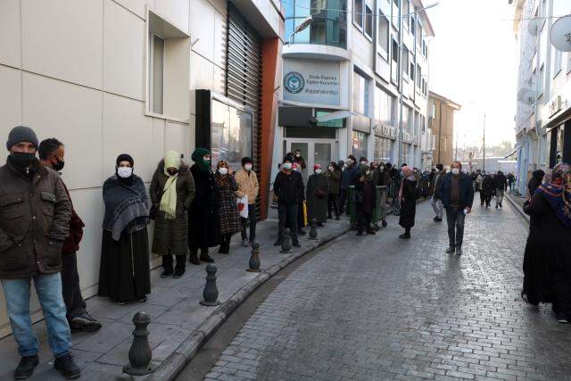 Korkutan kuyruk! 500 TL'lik yardımı duyan, koronayı unutup sıraya girdi