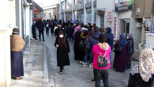 Korkutan kuyruk! 500 TL'lik yardımı duyan, koronayı unutup sıraya girdi