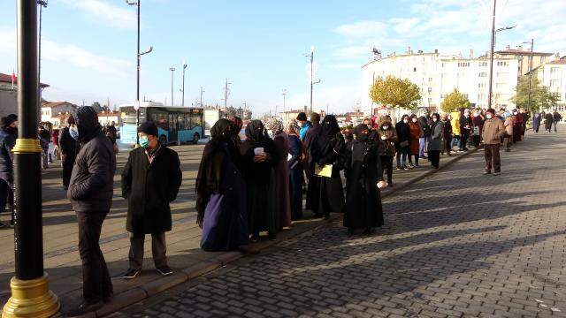 Korkutan kuyruk! 500 TL'lik yardımı duyan, koronayı unutup sıraya girdi