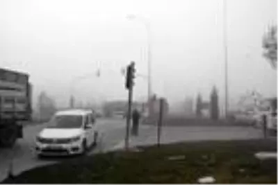 Kütahya'da yoğun sis; 2 kaza 3 yaralı Kütahya'da yoğun sis; 2 kaza 3 yaralı