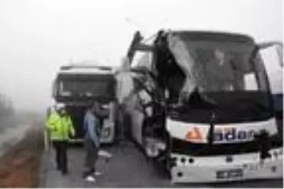 Kütahya'da yoğun sis; 2 kaza 3 yaralı Kütahya'da yoğun sis; 2 kaza 3 yaralı