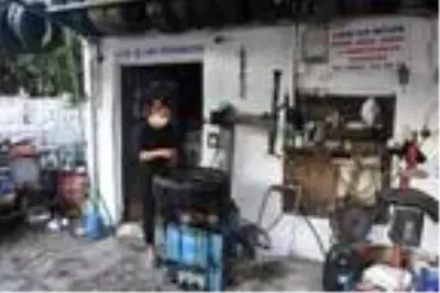 Liseli Duygu, lastik tamir edip, balans ayarı yapıyor Liseli Duygu, lastik tamir edip, balans ayarı yapıyor