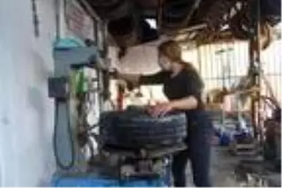 Liseli Duygu, lastik tamir edip, balans ayarı yapıyor Liseli Duygu, lastik tamir edip, balans ayarı yapıyor