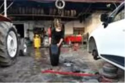 Liseli Duygu, lastik tamir edip, balans ayarı yapıyor Liseli Duygu, lastik tamir edip, balans ayarı yapıyor