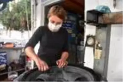 Liseli Duygu, lastik tamir edip, balans ayarı yapıyor Liseli Duygu, lastik tamir edip, balans ayarı yapıyor