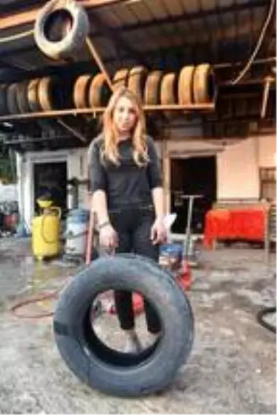 Liseli Duygu, lastik tamir edip, balans ayarı yapıyor Liseli Duygu, lastik tamir edip, balans ayarı yapıyor