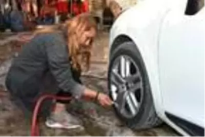 Liseli Duygu, lastik tamir edip, balans ayarı yapıyor Liseli Duygu, lastik tamir edip, balans ayarı yapıyor