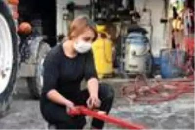 Liseli Duygu, lastik tamir edip, balans ayarı yapıyor Liseli Duygu, lastik tamir edip, balans ayarı yapıyor