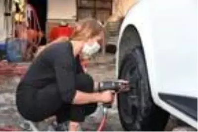 Liseli Duygu, lastik tamir edip, balans ayarı yapıyor Liseli Duygu, lastik tamir edip, balans ayarı yapıyor