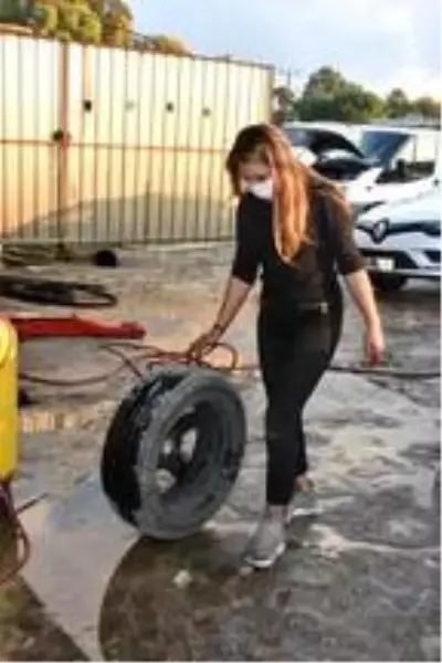 Liseli Duygu, lastik tamir edip, balans ayarı yapıyor Liseli Duygu, lastik tamir edip, balans ayarı yapıyor