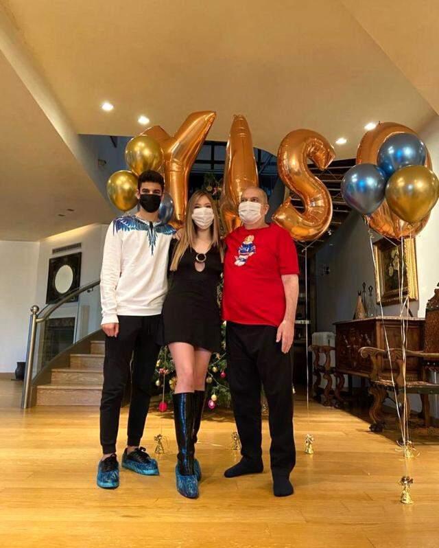 Mehmet Ali Erbil, kızının fotoğrafındaki göğüs dekoltesinden rahatsız olunca emoji kullanarak sansür uyguladı