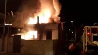 Müstakil evde çıkan yangın mahalleyi ayağa kaldırdı Müstakil evde çıkan yangın mahalleyi ayağa kaldırdı