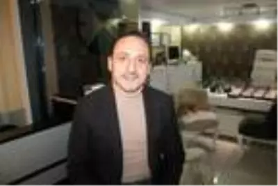Soğuk havada iş yerine giren kedi, koltukta uyudu