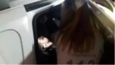 Sokağa çıkma kısıtlamasını ihlal eden kişi, görüntü alan basın mensubunu darp etti Sokağa çıkma kısıtlamasını ihlal eden kişi, görüntü alan basın mensubunu darp etti