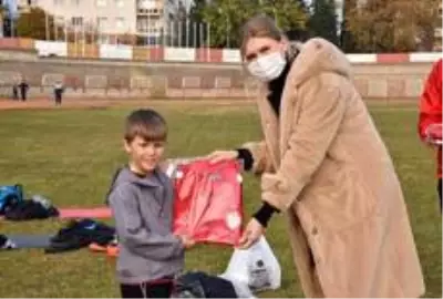 Sporculara yeni sezon forma ve antrenman malzeme verildi Sporculara yeni sezon forma ve antrenman malzeme verildi