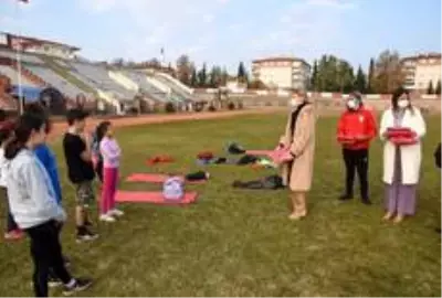 Sporculara yeni sezon forma ve antrenman malzeme verildi Sporculara yeni sezon forma ve antrenman malzeme verildi