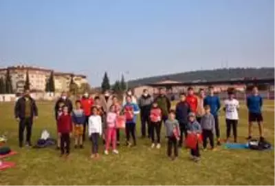 Sporculara yeni sezon forma ve antrenman malzeme verildi Sporculara yeni sezon forma ve antrenman malzeme verildi