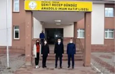 Tercan Kaymakamlığından öğrencilere kaynak kitap desteği Tercan Kaymakamlığından öğrencilere kaynak kitap desteği