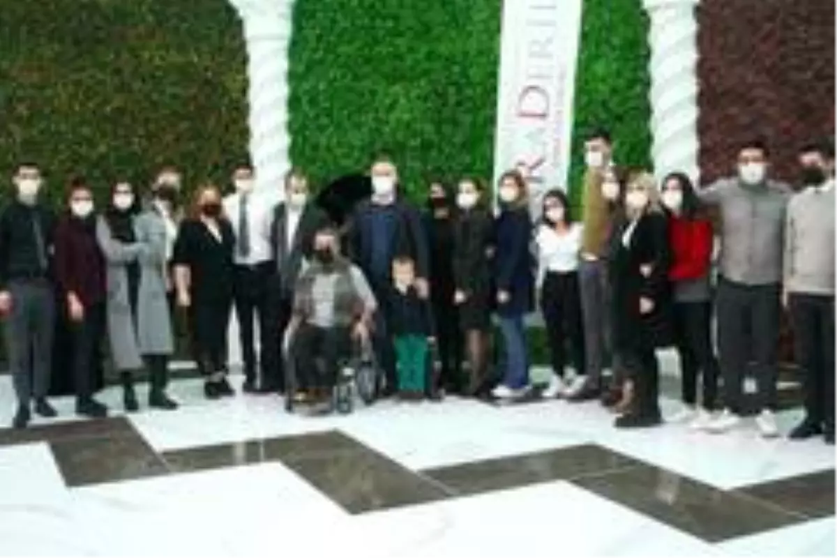 Otel çalışanları engelli bale sanatçısı Öztürk'e tekerlekli sandalye hediye etti