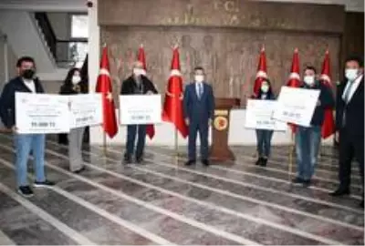 Vali Aksoy, 5 engelliye hibe çeklerini teslim etti Vali Aksoy, 5 engelliye hibe çeklerini teslim etti