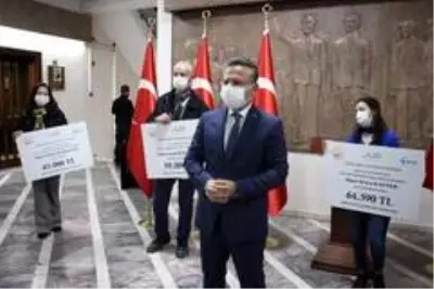 Vali Aksoy, 5 engelliye hibe çeklerini teslim etti Vali Aksoy, 5 engelliye hibe çeklerini teslim etti