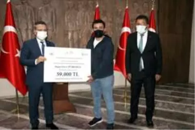 Vali Aksoy, 5 engelliye hibe çeklerini teslim etti Vali Aksoy, 5 engelliye hibe çeklerini teslim etti