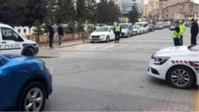 Yayalara maske, sosyal mesafe ve sigara denetimi Yayalara maske, sosyal mesafe ve sigara denetimi