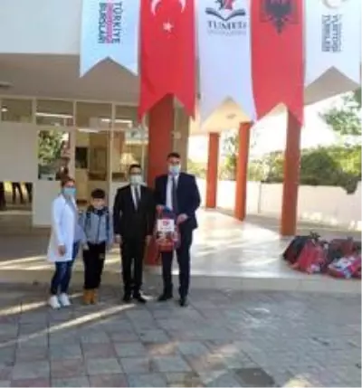 YTB'nin desteğiyle Arnavutluk'taki öğrencilere kırtasiye yardımı YTB'nin desteğiyle Arnavutluk'taki öğrencilere kırtasiye yardımı