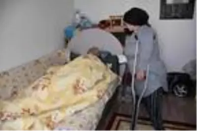 Yürüme engelli Nalan, yatağa bağımlı annesine bakıyor Yürüme engelli Nalan, yatağa bağımlı annesine bakıyor