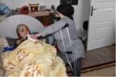 Yürüme engelli Nalan, yatağa bağımlı annesine bakıyor Yürüme engelli Nalan, yatağa bağımlı annesine bakıyor