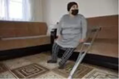 Yürüme engelli Nalan, yatağa bağımlı annesine bakıyor Yürüme engelli Nalan, yatağa bağımlı annesine bakıyor