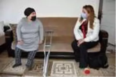 Yürüme engelli Nalan, yatağa bağımlı annesine bakıyor Yürüme engelli Nalan, yatağa bağımlı annesine bakıyor
