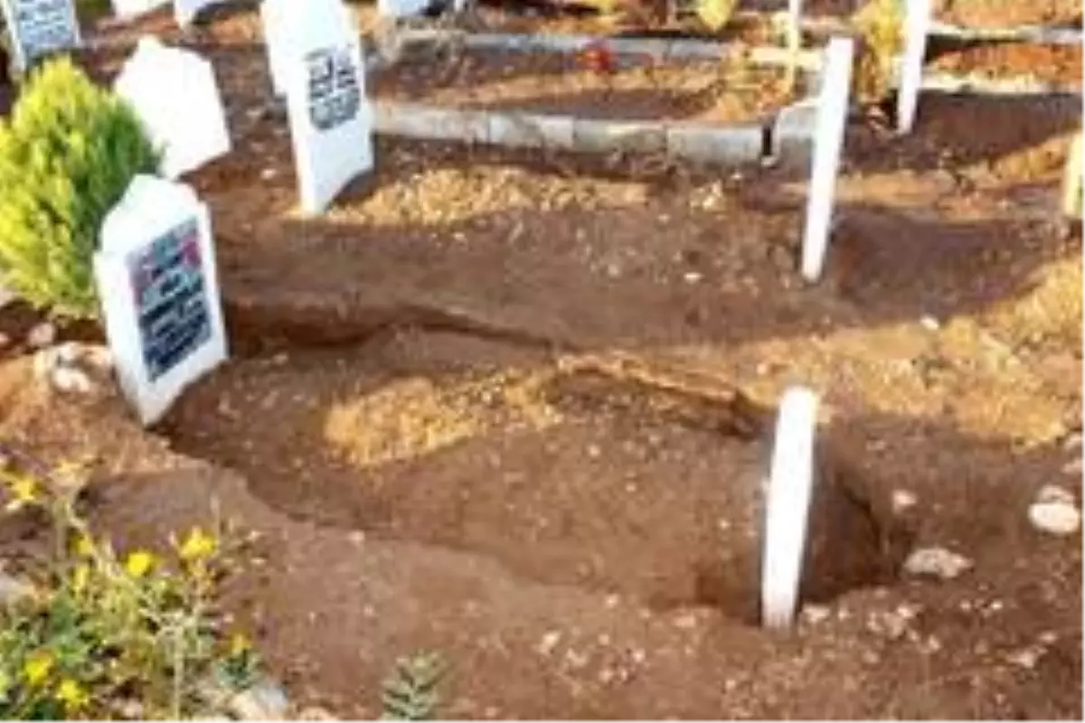 Adıyaman'da 6 mezar çöktü