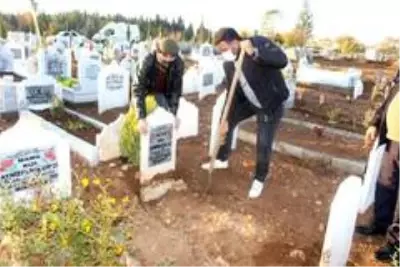 Adıyaman'da 6 mezar çöktü