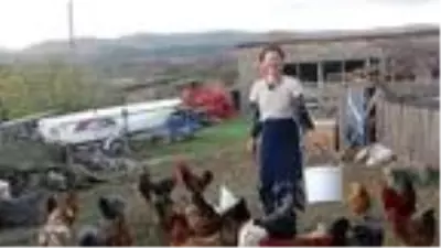 Amerika'dan gelen çift çocuklarıyla birlikte Kaz Dağları eteklerinde köy yaşamı sürüyor Amerika'dan gelen çift çocuklarıyla birlikte Kaz Dağları eteklerinde köy yaşamı sürüyor