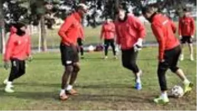Balıkesirspor'da koronavirüs vakaları 19'a ulaştı, ligde 2 maç ertelendi Balıkesirspor'da koronavirüs vakaları 19'a ulaştı, ligde 2 maç ertelendi