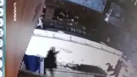 Son dakika: Yalova'da iş yerine yönelik silahlı saldırı kameraya yansıdı Son dakika: Yalova'da iş yerine yönelik silahlı saldırı kameraya yansıdı