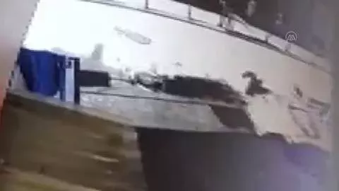 Son dakika: Yalova'da iş yerine yönelik silahlı saldırı kameraya yansıdı Son dakika: Yalova'da iş yerine yönelik silahlı saldırı kameraya yansıdı